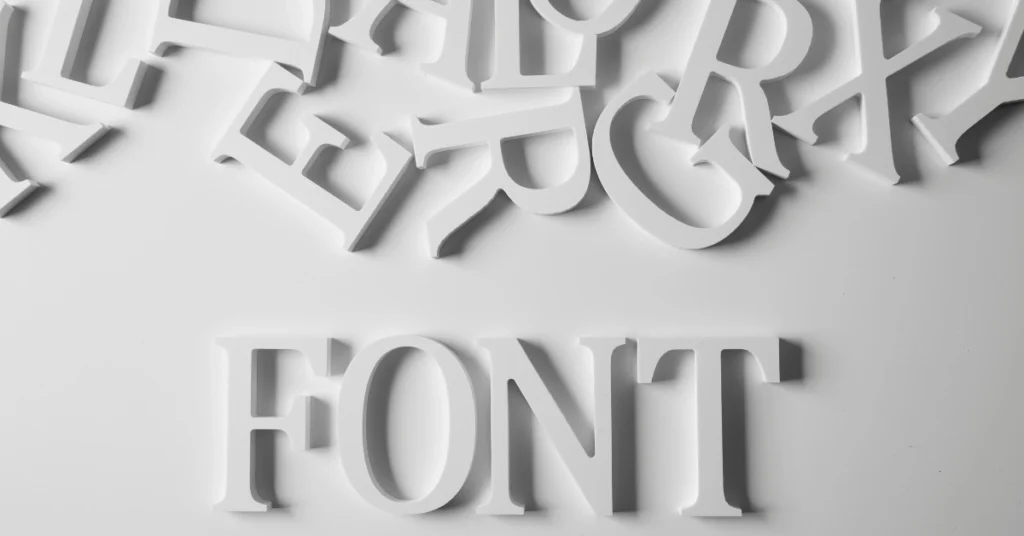 Valkoisia kolmiulotteisia kirjaimia ja sana FONT korostavat typografian ja otsikkorakenteen merkitystä hakukoneoptimoinnissa.