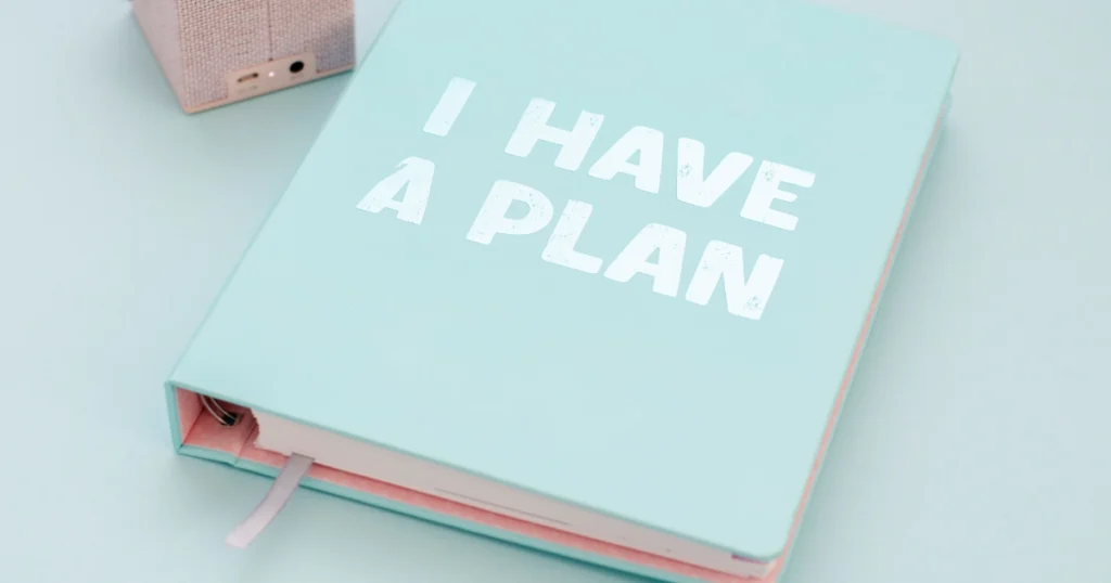 Vaaleansininen muistikirja, jossa teksti “I HAVE A PLAN” – kuva kuvaa avainsanatutkimuksen suunnittelua ja hakuteemojen rakentamista Google Ads 2026 -kampanjoihin.